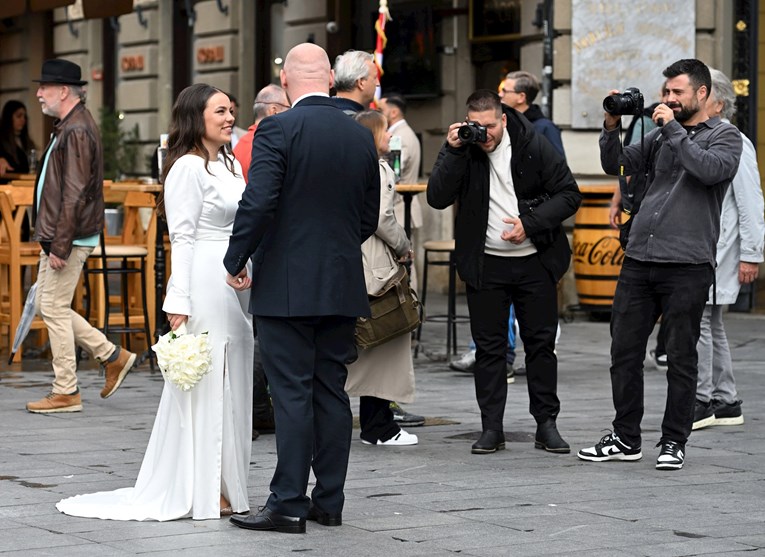 Mladenci koji poziraju fotografima u subotu su bili glavna atrakcija u centru Zagreba