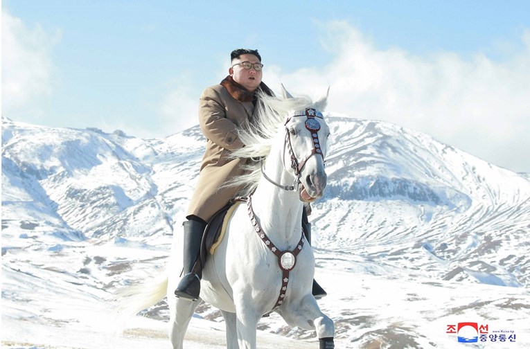 Kim Jong-un opet pozirao na bijelom konju