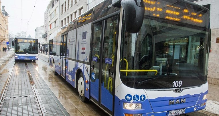 Gradski autobus u Osijeku udario pješakinju. "Prelazila je cestu na zelenom svjetlu"