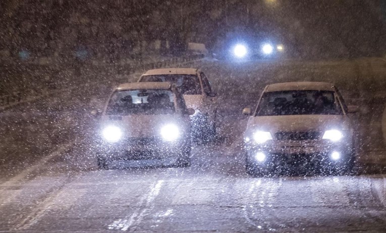 VIDEO Olujna bura u Dalmaciji, diljem obale pada snijeg. Ogromni problemi u prometu