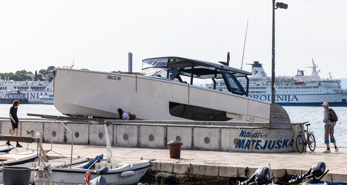FOTO Luksuzni brod se zabio u obalu u Splitu. Svjedok: Skiper je rekao da je zaspao