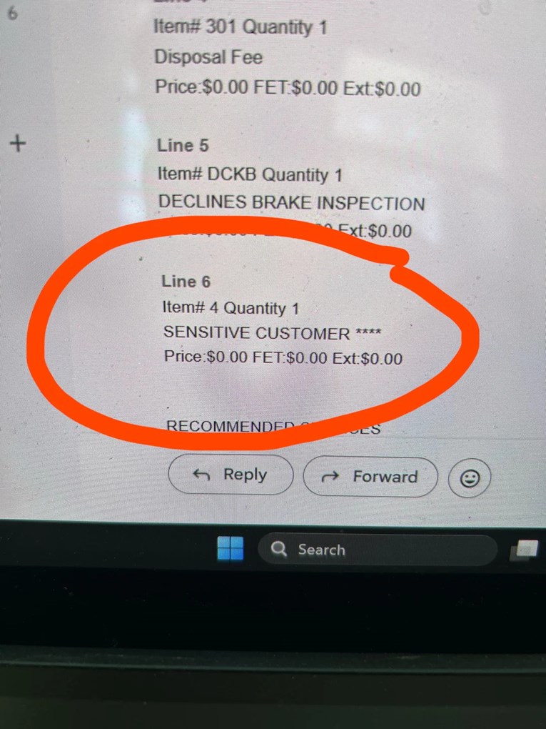 Zbunio ga detalj na računu iz servisa: "Možda zato što sam gej? Napola se šalim"