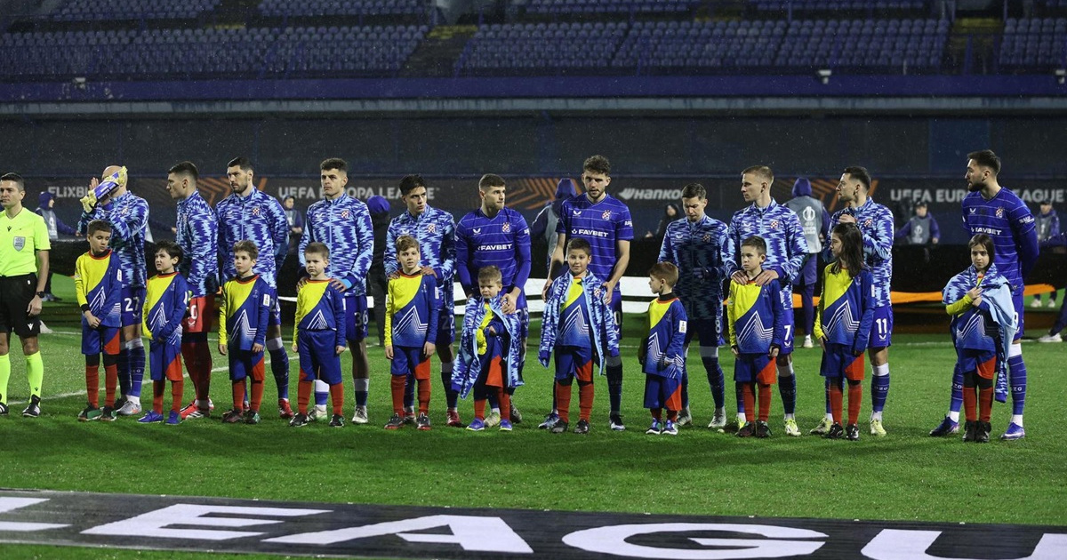 Dinamovi igrači skinuli trenirke i dali ih djeci kojoj je bilo hladno