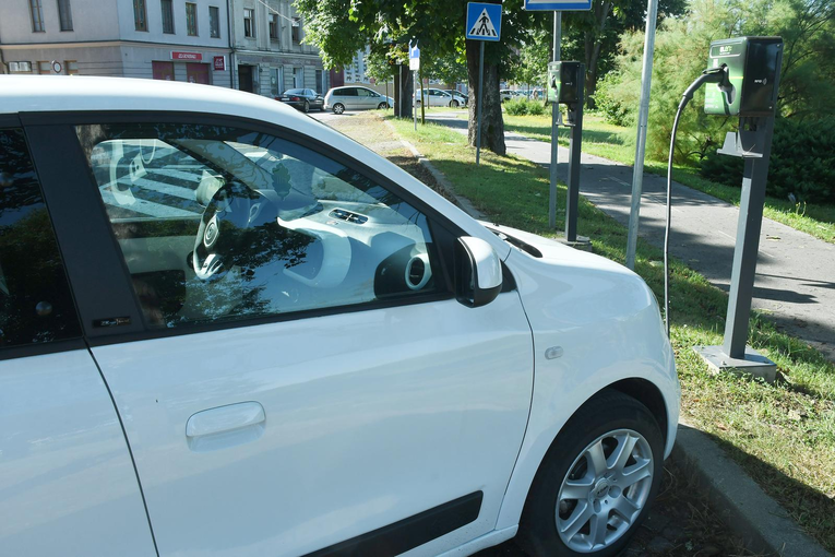 Vozači električnih auta bijesni zbog novog pravilnika: "Ovo nema smisla"