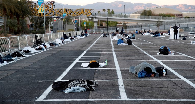 Ovo je parkiralište u Las Vegasu, nacrtali su kvadrate da beskućnici drže razmak
