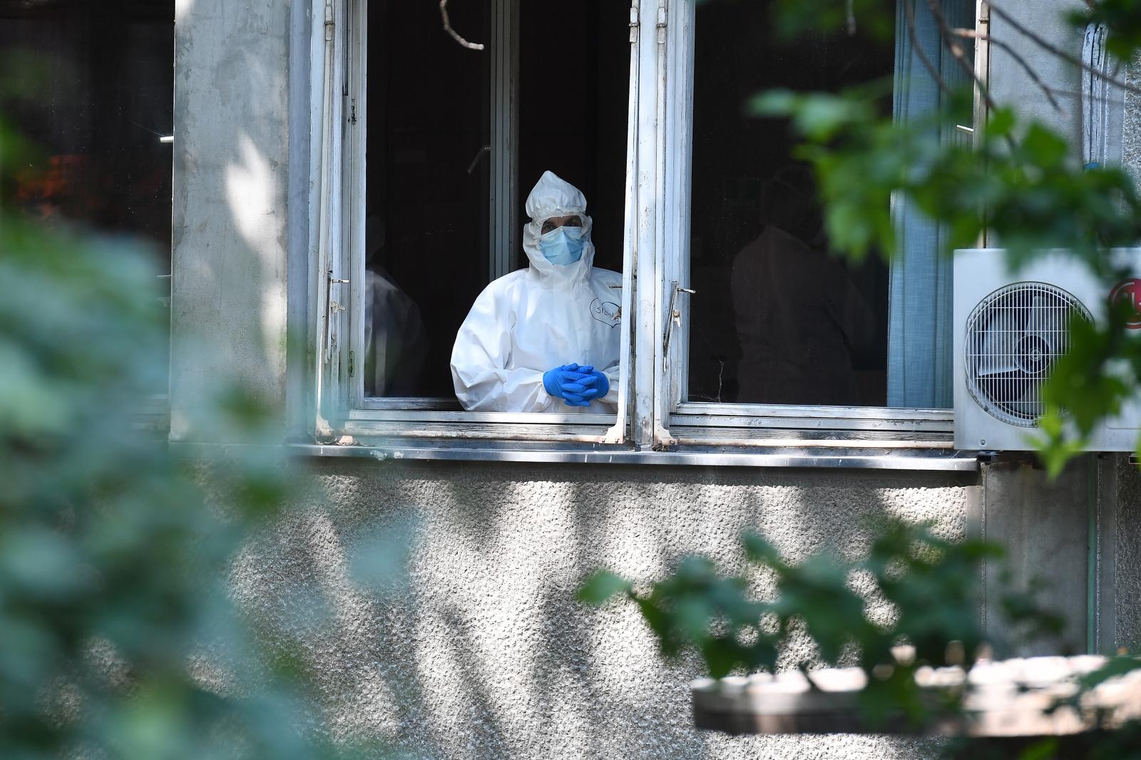 Loše vijesti iz Srbije: Skočio broj pacijenata na respiratoru, zaraženo 240 studenata