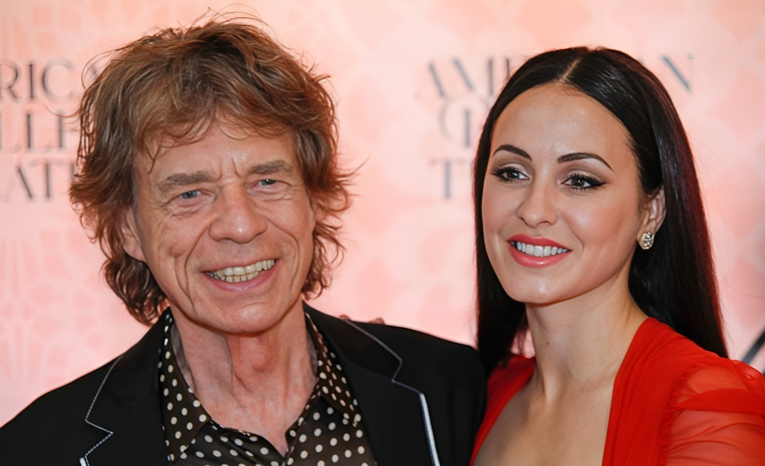 Mick Jagger snimljen u kazalištu sa svojom 43 godine mlađom curom