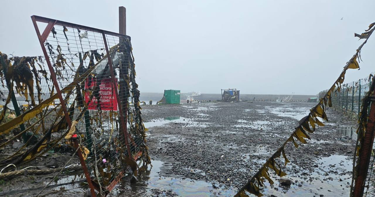 Tri vala tsunamija pogodila ruski grad