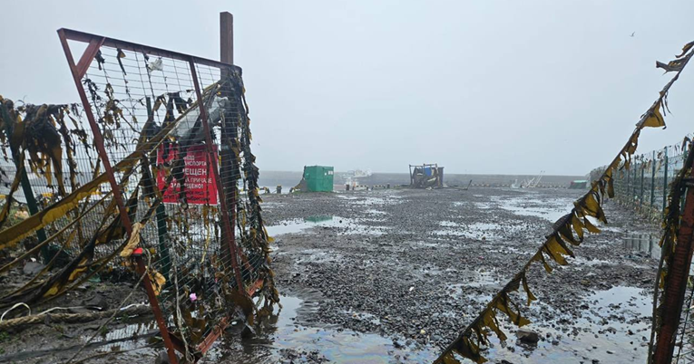 Tri vala tsunamija pogodila ruski grad