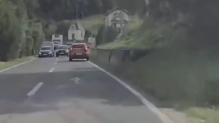 VIDEO Opasnim pretjecanjem skoro izazvala sudar. Drugi dan uhvaćena pijana