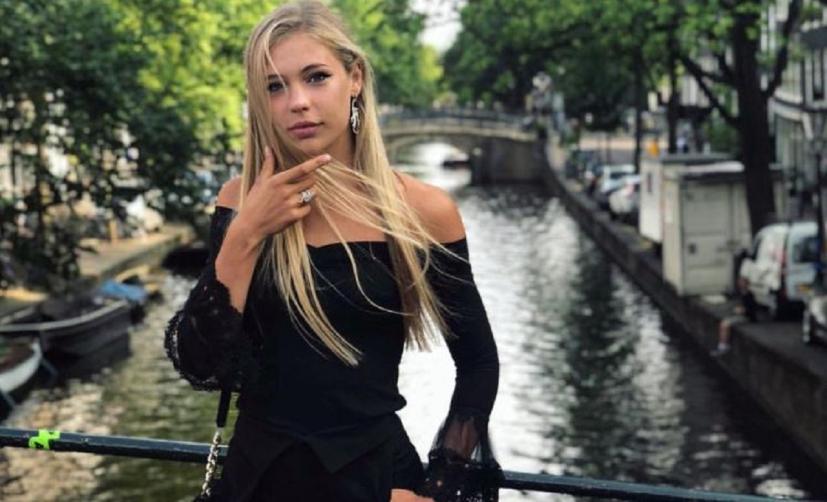 Fotografija plavuše postala hit zbog onoga što se događa u pozadini