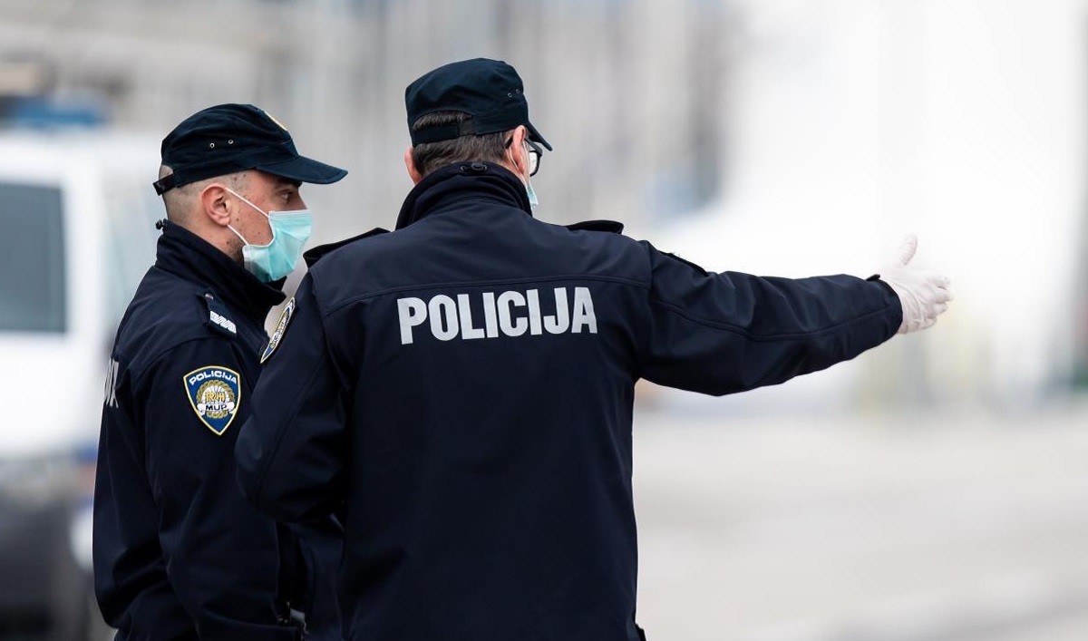 Vlasnik kafića napao pravosudne policajce u Splitu, jednog zgrabio šakom za vrat
