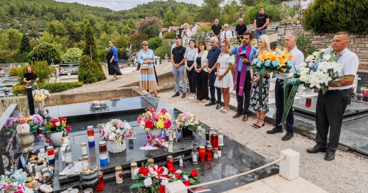 Na Oliverov grob položeni vijenci na godišnjicu smrti, klapa otpjevala njegovu pjesmu