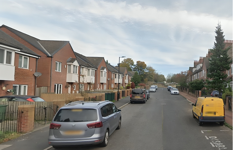 Osam muškaraca napalo par u Britaniji. Uhićeni su