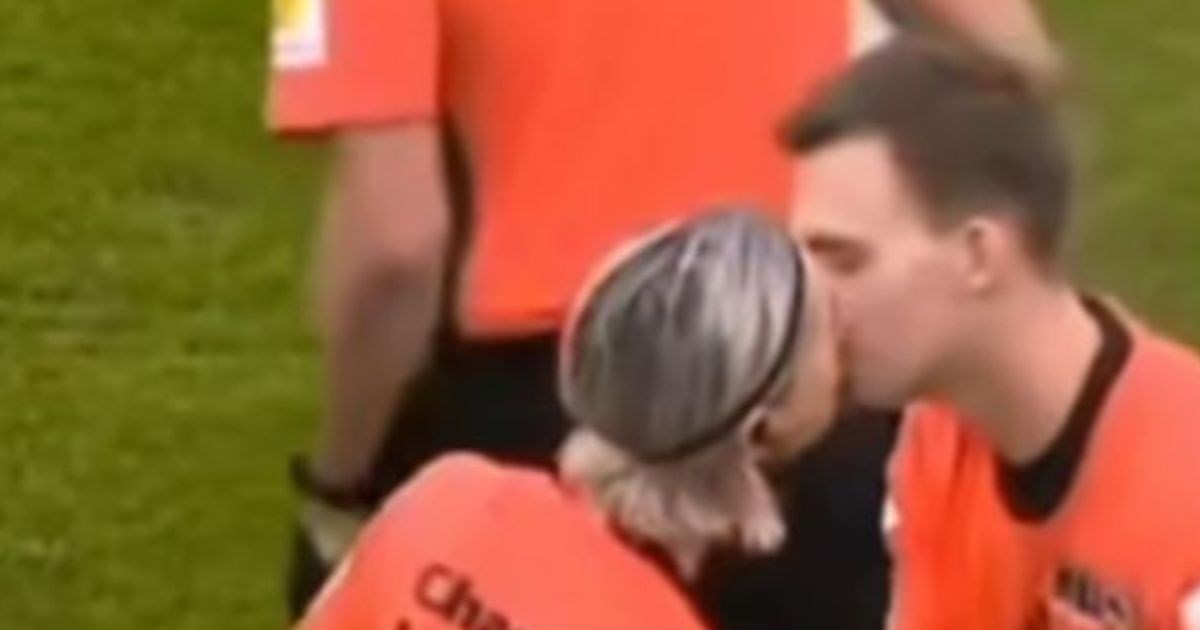 VIDEO Sutkinja u Češkoj ljubila se s oba suca u usta pred utakmicu