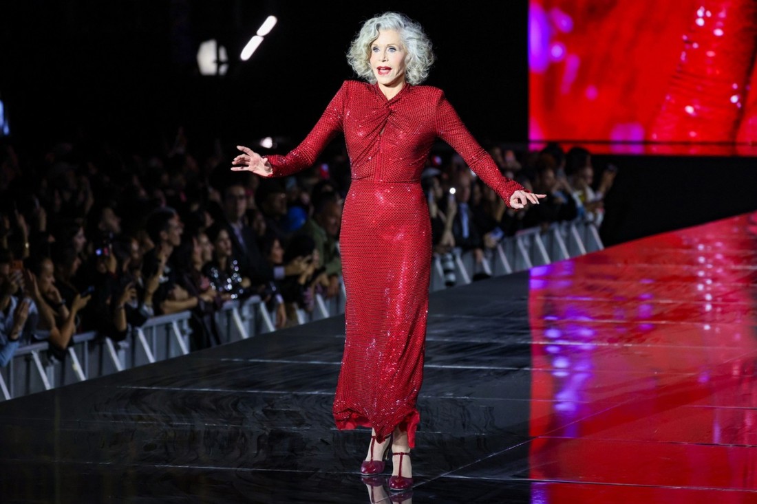 Jane Fonda (88) u crvenoj haljini oduševila na pariškoj modnoj pisti