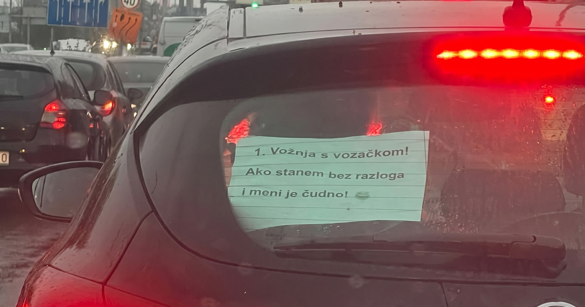 Natpis novog vozača na autu nasmijao ljude, krenule sprdnje: "Odmah mu uzeti vozačku"