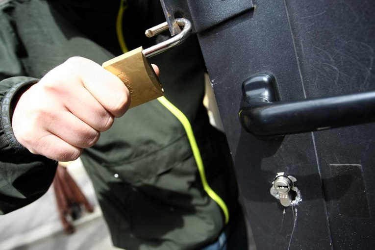 Španjolac u Šibeniku ukrao frizersku opremu i 4.200 €. Policija ga našla u apartmanu