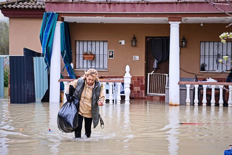Poplave u Španjolskoj. Otkazana nastava, evakuirane stotine ljudi, zatvorene ceste...
