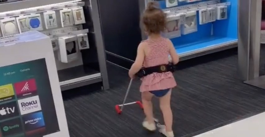 Mama slijepe djevojčice pokazala što njezinoj kćeri pomaže da se sigurno kreće