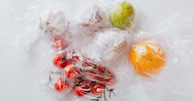 Pohranjivanje povrća i voća u plastične vrećice je velika pogreška. Evo zašto
