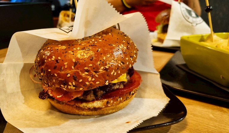 O ovom zagrebačkom burger baru mišljenja su oprečna, provjerili smo kakav je