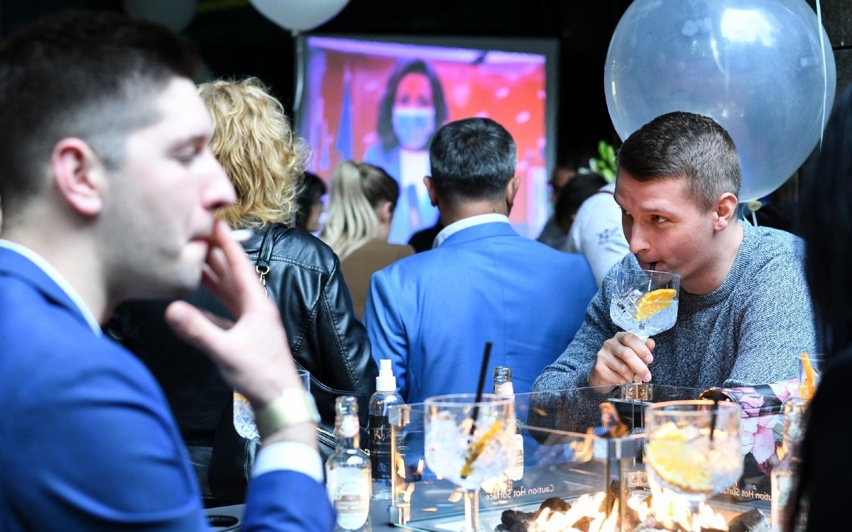 Neki se časte gemištima i gin-tonicom, a drugi piju vodu: Evo što se nudi u stožerima