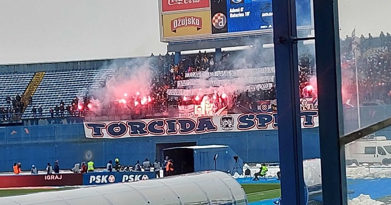Torcida u 27. minuti derbija napravila bakljadu na Maksimiru
