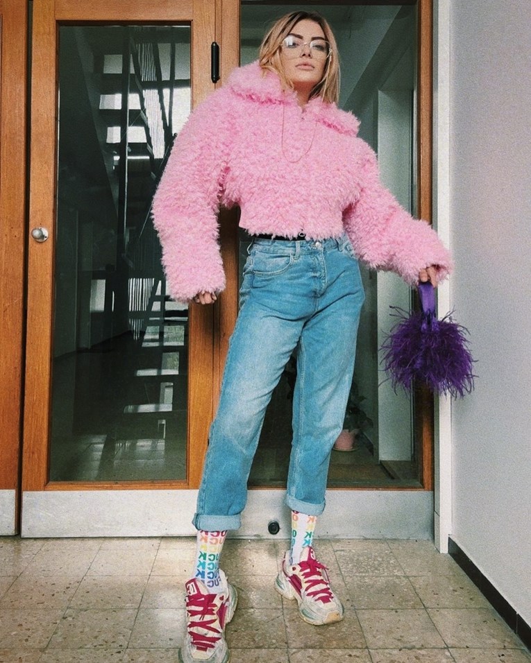 Ella Dvornik pozirala u zagrljaju nepoznatog muškarca, potaknula glasine o novoj vezi