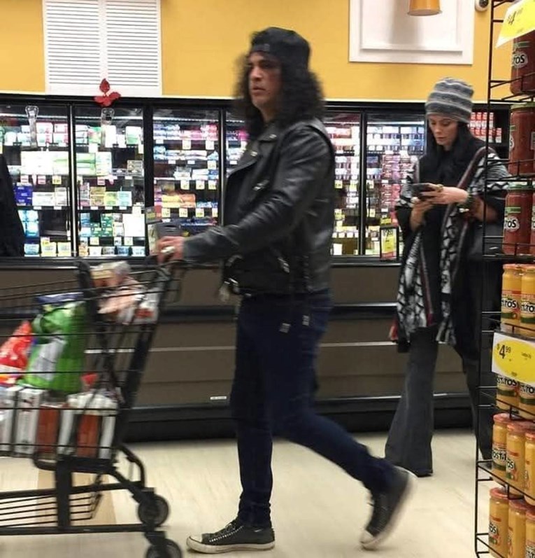 Jedan od najvećih rokera svih vremena snimljen u supermarketu s curom