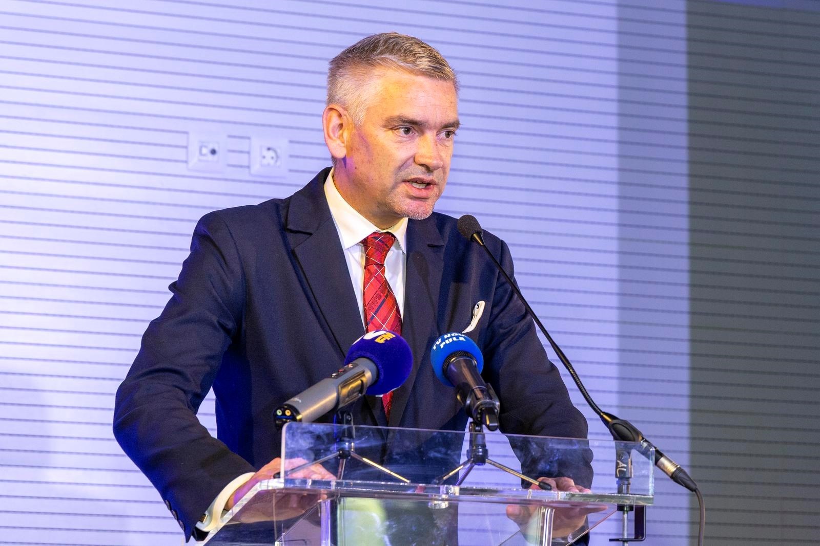 Miletić prvi predao kandidaturu i potpise za nezavisnu listu
