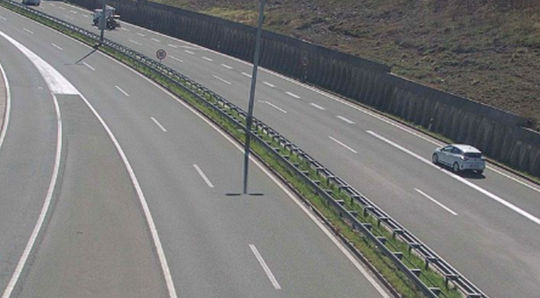 Teško ozlijeđen muškarac kod Rijeke, autom se zabio u zaštitnu ogradu na autocesti