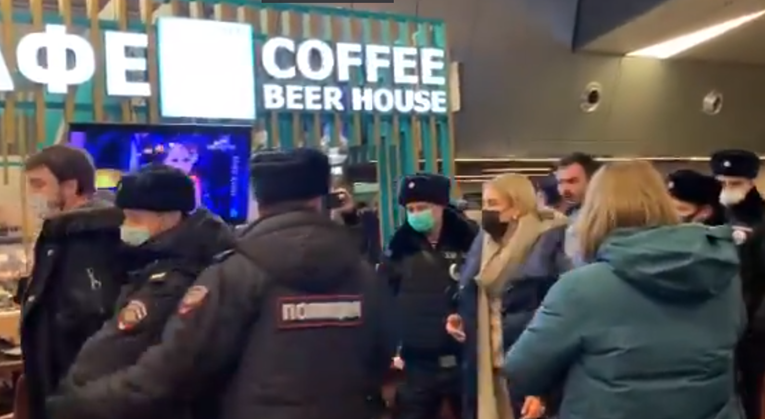 VIDEO Pogledajte kako je ruska policija u zračnoj luci uhitila suradnike Navalnog