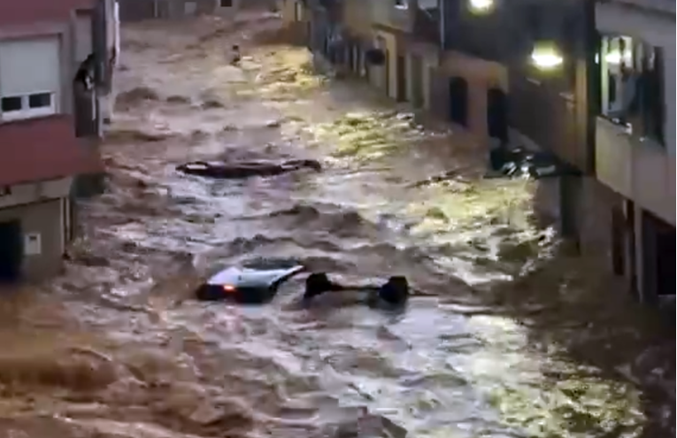 Strašna poplava u Španjolskoj, šire se snimke. Voda nosi sve pred sobom