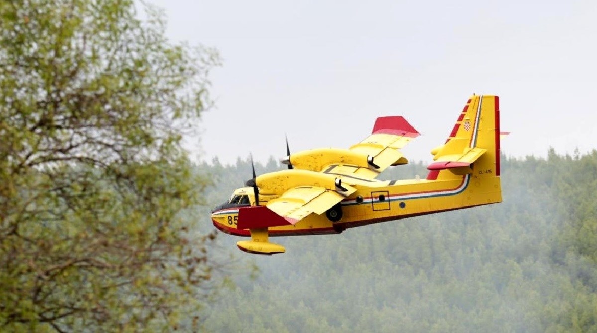 Gorjelo u Bolu na Braču, požar su gasili kanader i Airtractor