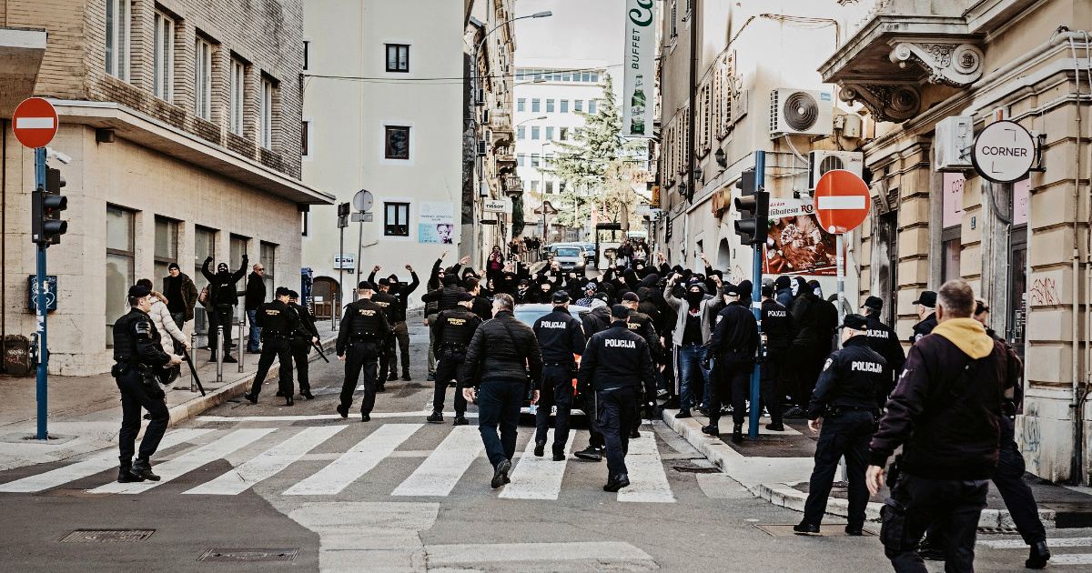 Osuđeni mladići koji su u Rijeci skandirali ZDS i dizali desnice na antifa maršu