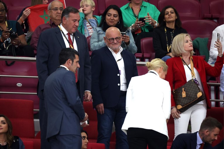 Zlatko Mateša na stadionu u Kataru snimljen s 12 godina mlađom epidemiologinjom