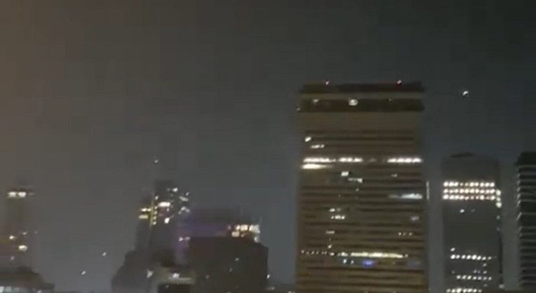 VIDEO Ljudi na ulicama Tel Aviva čekali Novu godinu, u pozadini letjele rakete Hamasa