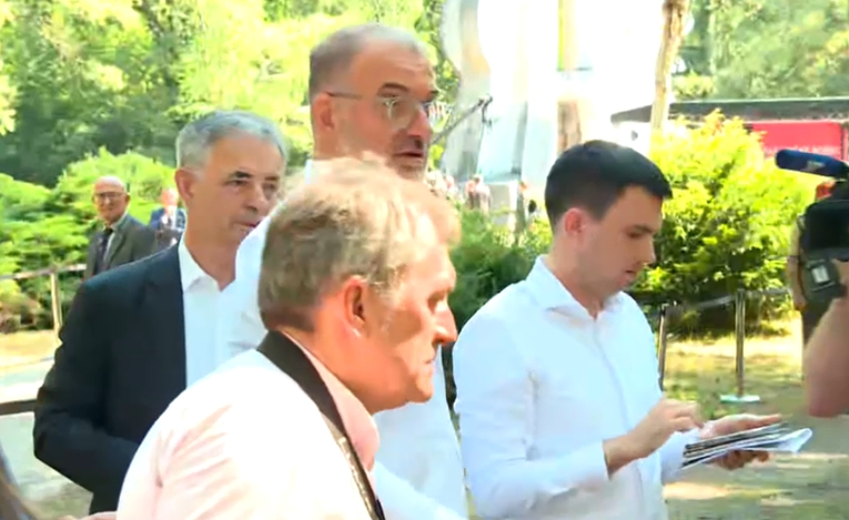 Incident tijekom izjave Pupovca u Brezovici: "Od koga ti je baba spašavala Židove?"