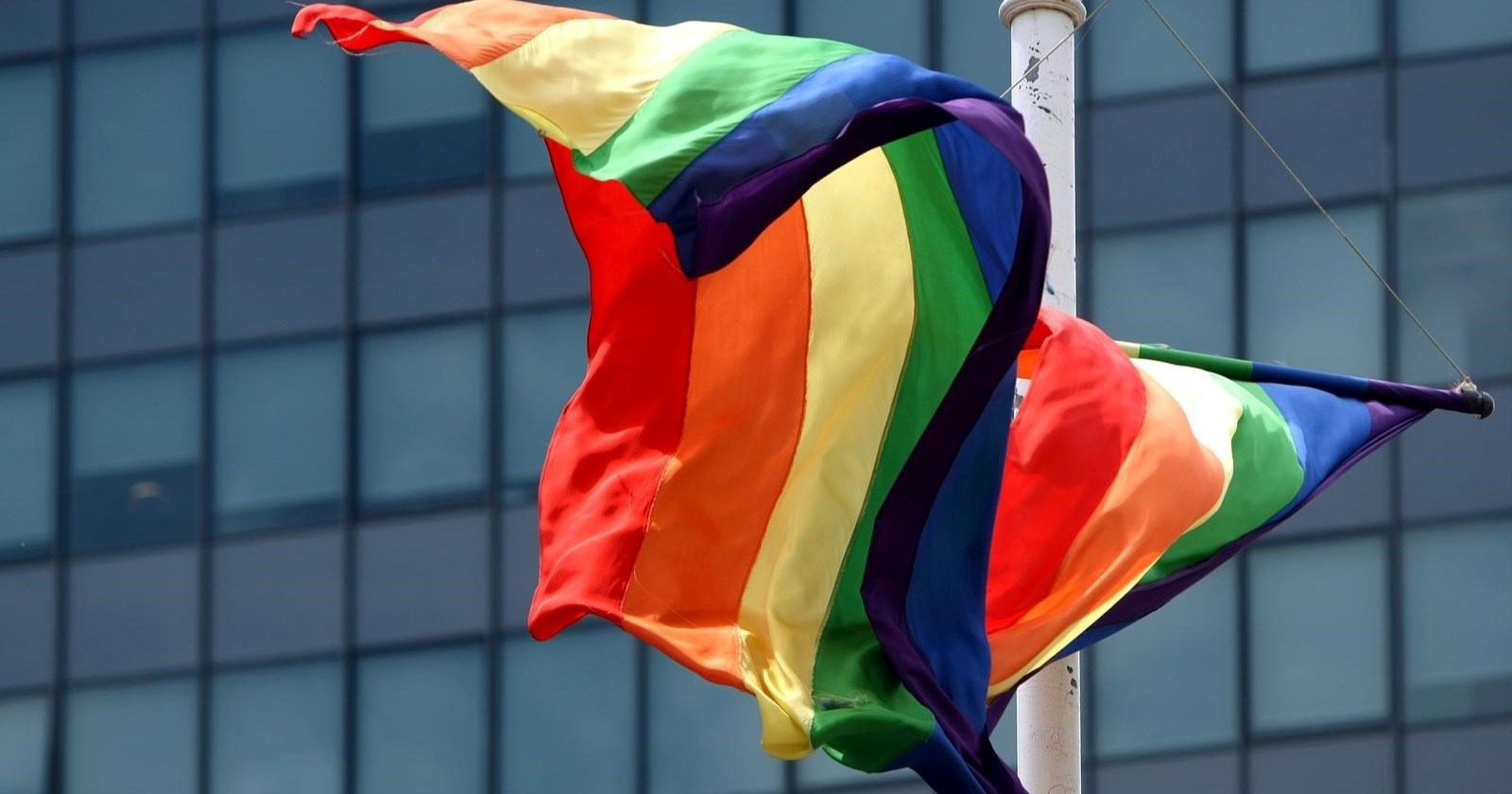 FOTO Od danas postavljene zastave duginih boja u Zagrebu