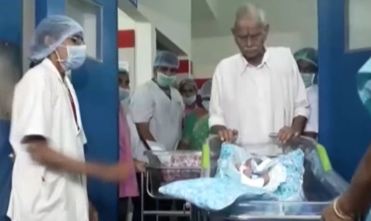 Indijka sa 73 godine rodila blizanke, muž doživio srčani udar