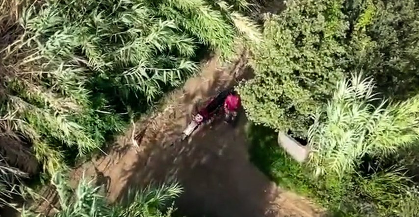 VIDEO Policijski dron u Italiji snimio piromana, on ga pokušao oboriti kamenjem