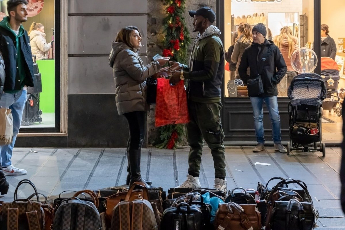 Napulj je prepun fejk torbi, mafija zarađuje milijune