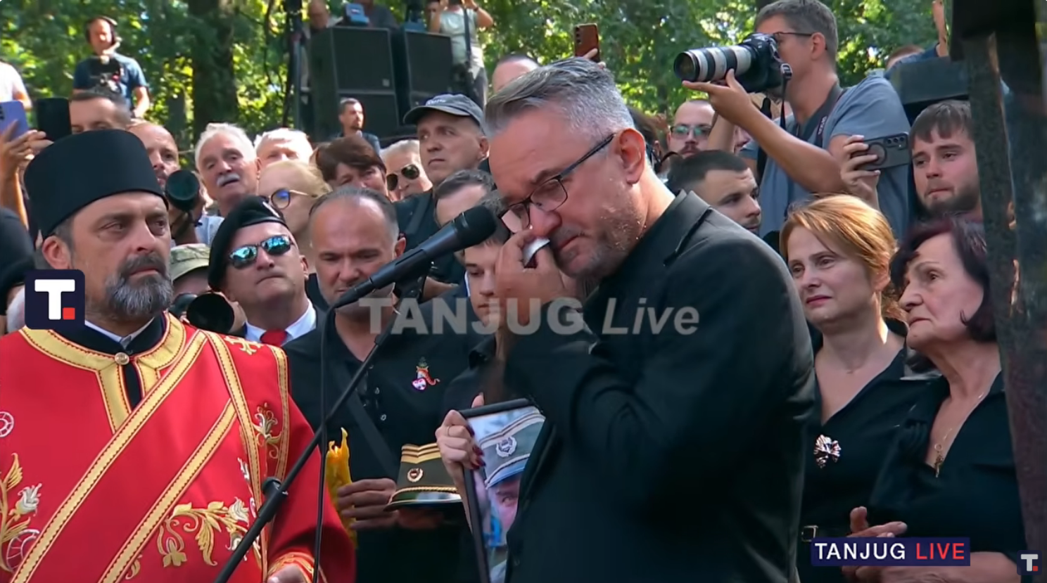 Mladićev sin u suzama drži govor. Oglasili se EU komisija, Grlić, Majke Srebrenice...