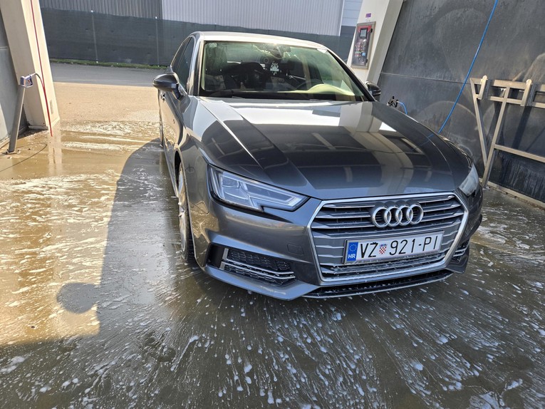 Ovaj Audi A4 ima S-line paket i obavljen veliki servis. Prodaje se