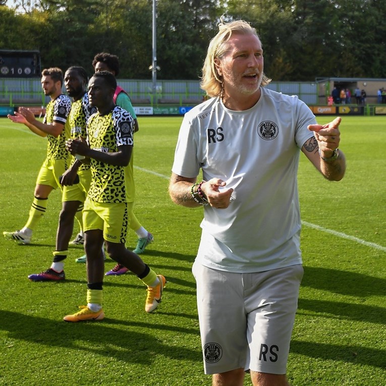 Trener u Engleskoj iskoristio rupu u pravilima i zamijenio četvoricu u prvoj minuti