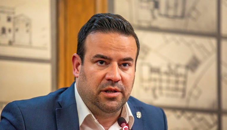 Gradsko vijeće Pule nije raspravljalo o raspisivanju referenduma za gradnju hotela