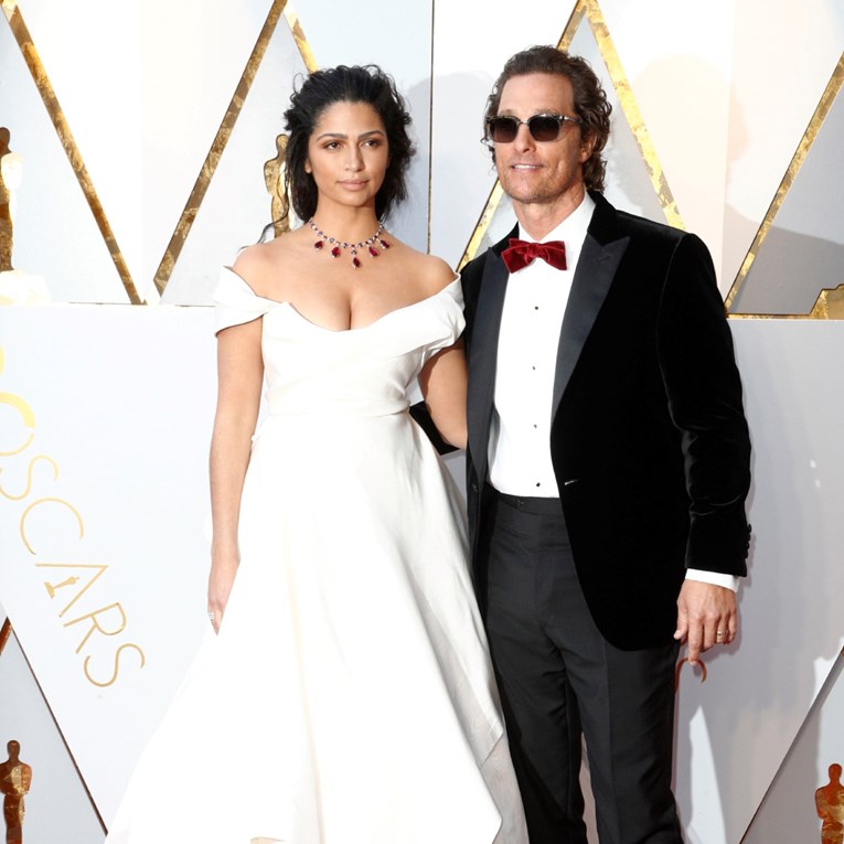 Supruga Matthewa McConaugheya pokazala kako on s 56 izgleda bez majice