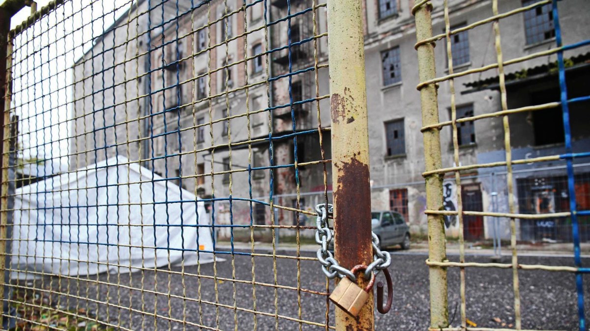 FOTO I VIDEO Šatori za migrante postavljeni ispred zagrebačkog Paromlina