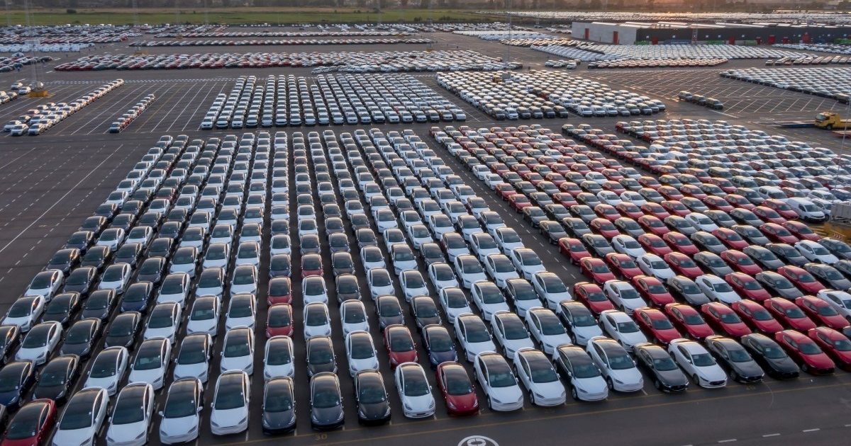 Zbog sankcija stoji zarobljeno više od 8000 luksuznih automobila